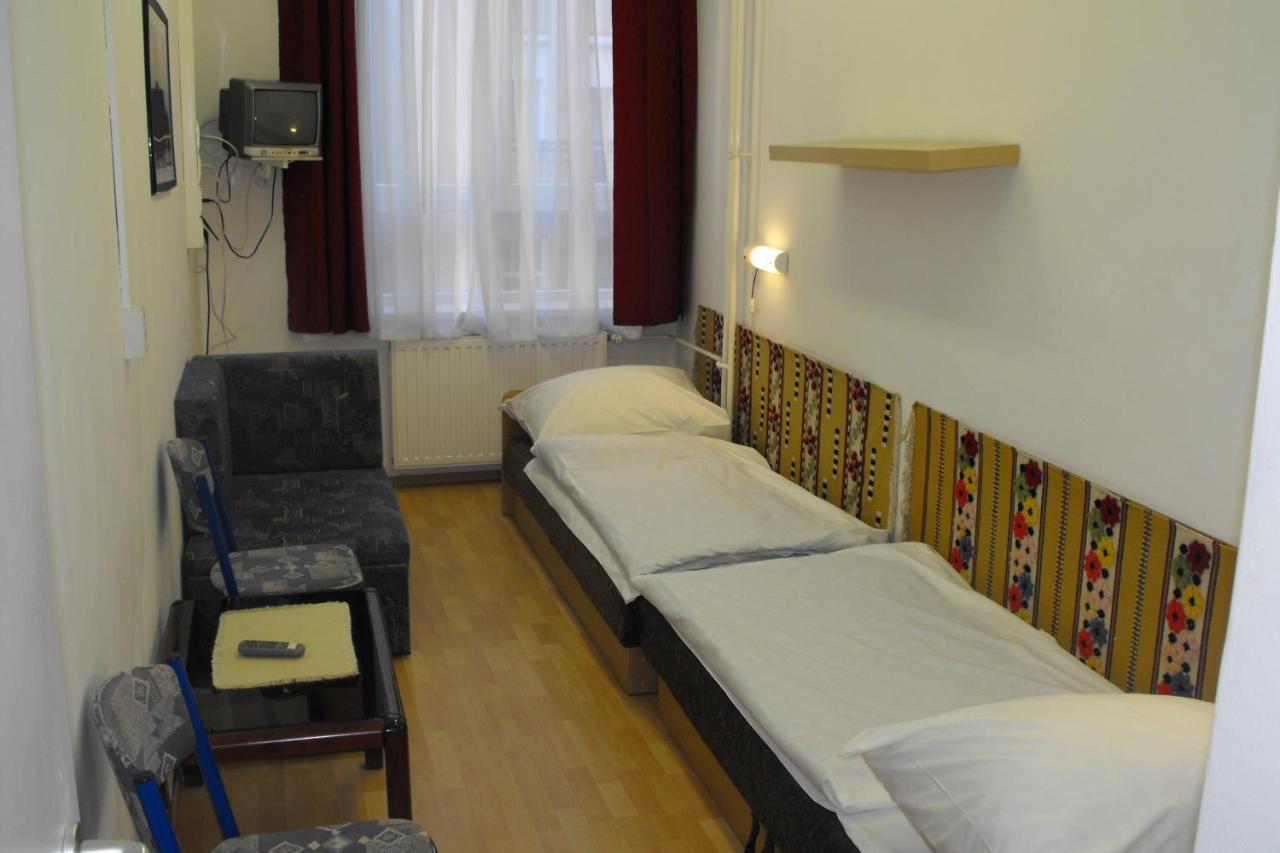 Pannonia Hostel Budapest Room photo